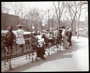 Kvinner og barn på parkbenker på Union Square, New York, 1903 (sølv gelatintrykk)